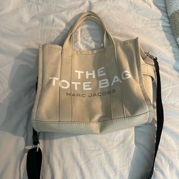 MARC JACOBS THE TOTE BAG ベージュ（カーキに近い） Amazon.com: Marc Jacobs Women's The Canvas Medium Tote Bag